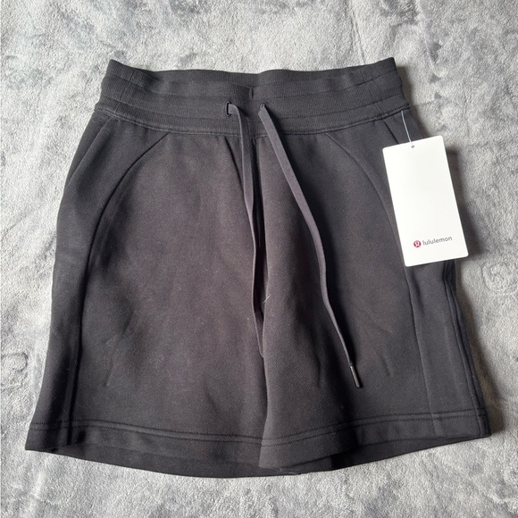 NWT Lululemon Scuba High-Rise Short 5" - Size 4 - Black - Picture 2 of 5